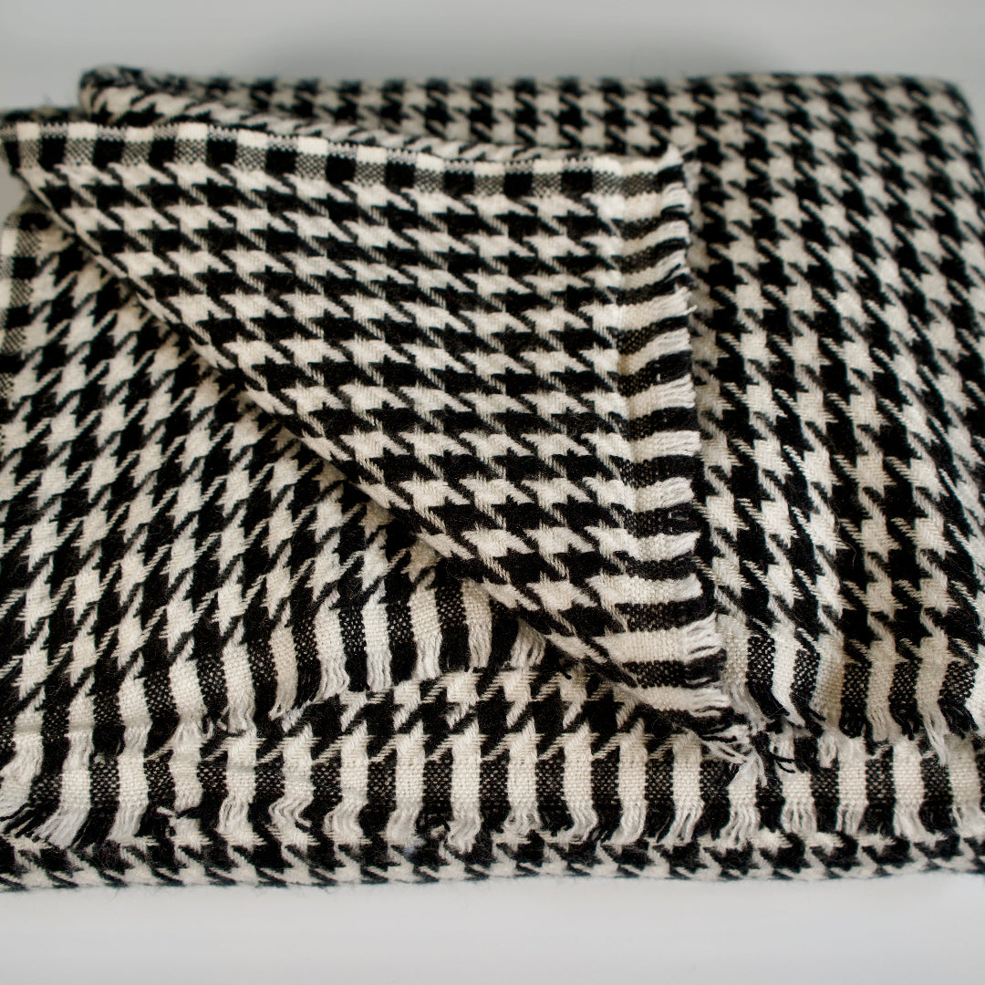 Altanera Cashmere Throw - Houndstooth